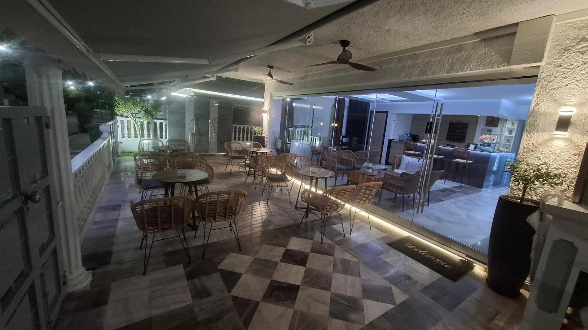 Hotel Kostas Olympiakí Aktí 외부 사진
